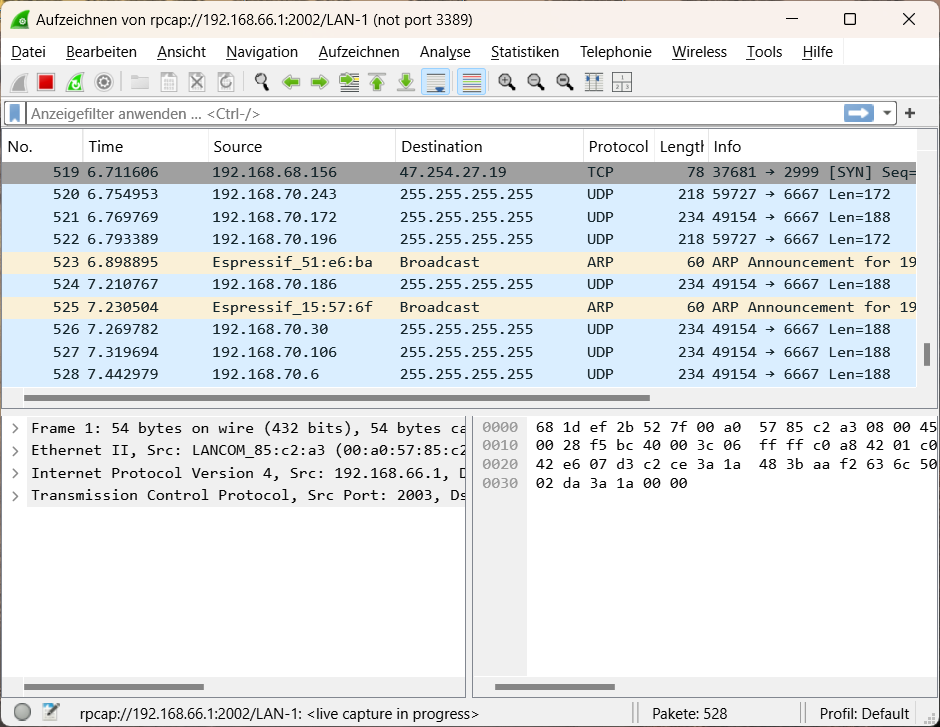 Screenshot einer technischen Benutzeroberfläche für Netzwerkanalyse und -aufzeichnung, die verschiedene Menüoptionen wie Datei, Bearbeiten, Ansicht und Tools zeigt, sowie Datenübertragungsdetails wie Protokolle, Quelle, Ziel und Längeninformationen.